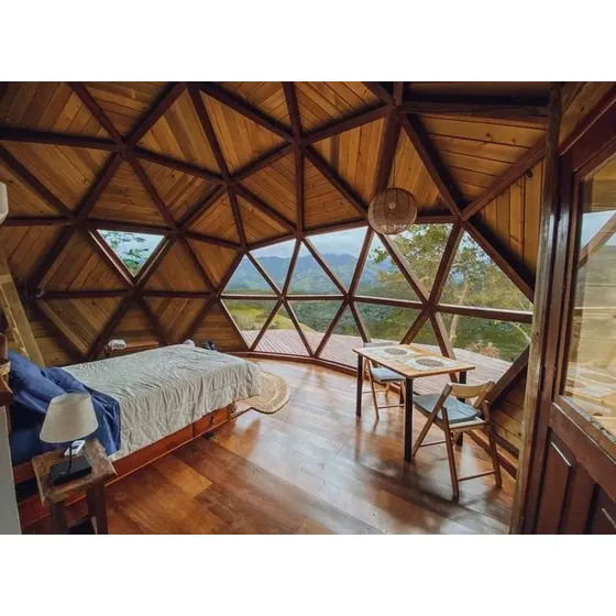 Domo Geodesico De Madera Con Cubierta De Madera.