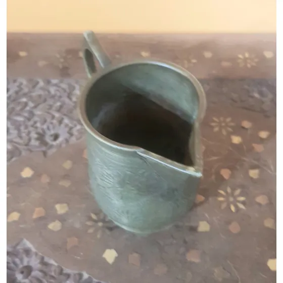 Jarrita De Bronce. Mide 8,5 Ctms De Alto. Ancho 6,00.