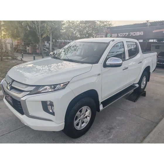 Mitsubishi L200 2.4 Cabina Doble 4x2 Mt