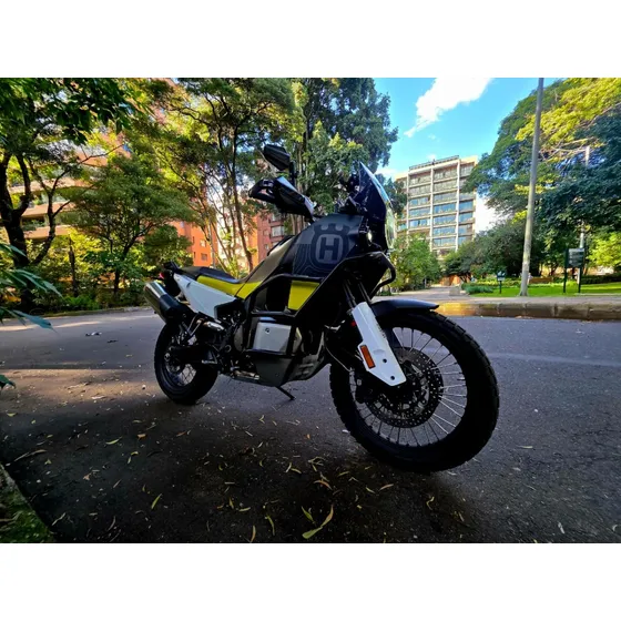Husqvarna Norden 901 Quick Shifter + Explorer Instalado 
