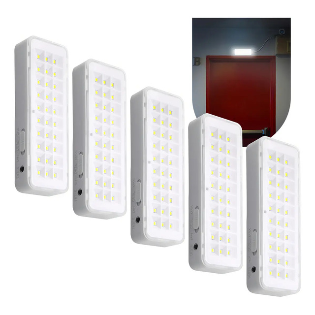 Cinco luminárias de emergência brancas, cada uma com 30 LEDs, exibidas em conjunto com uma imagem ilustrativa de uma luminária instalada acima de uma porta vermelha.