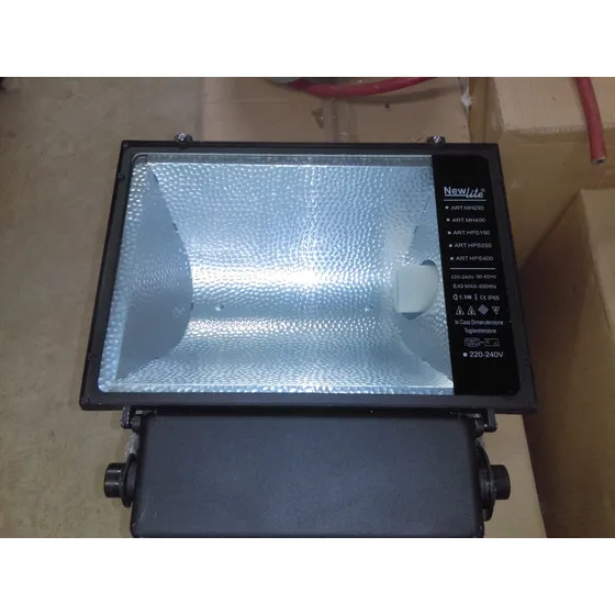 Reflector Metal Halide 400w 220v C/eqp. Y Bombillo - Nuevo