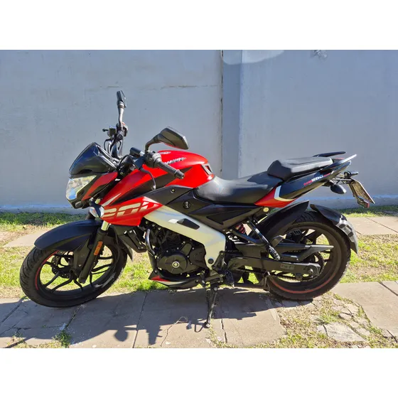 Moto Bajaj Rouser Ns200