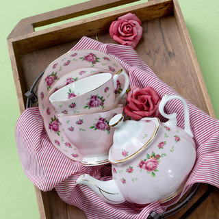 Jogo De Chá Com 2 Xícaras E 1 Bule De Porcelana - Primavera Jogo De Chá Com 2 Xícaras E 1 Bule De Porcelana - Primavera