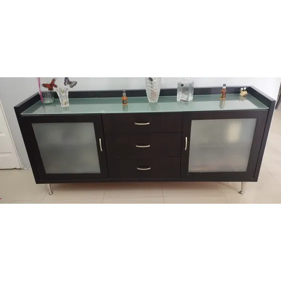 Seibo De Madera Color Wengue De 3 Gavetas Dos Puertas Usado