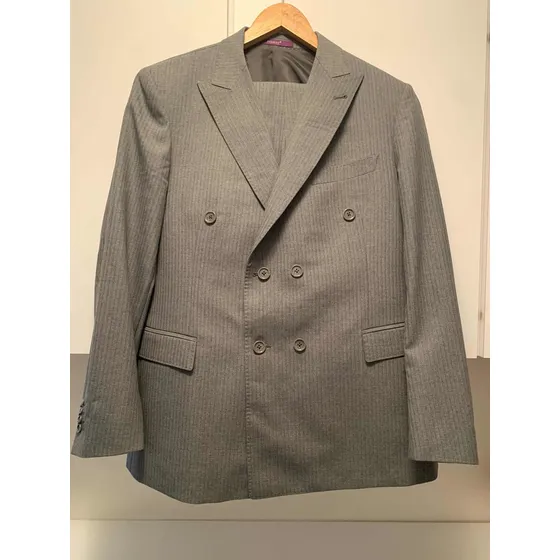 Elegante Traje De Cuatro Botones Para Caballero.
