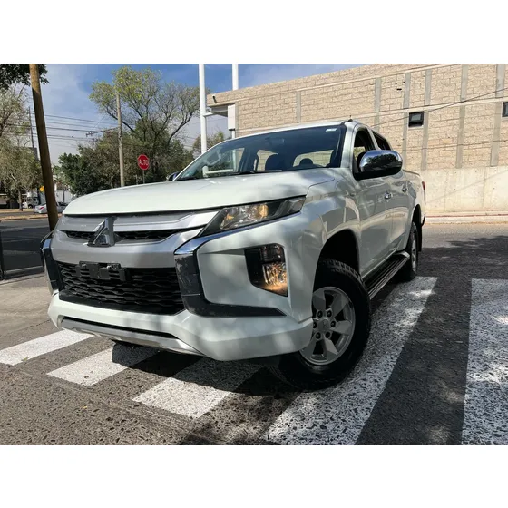 Mitsubishi L200 2.4 Cabina Doble 4x2 Mt