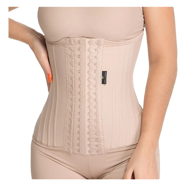 Cinta modeladora feminina cor bege com barbatanas e fechamento frontal por colchetes, exibida no corpo de uma modelo