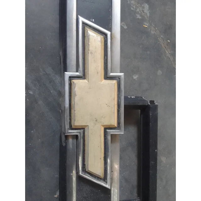 Emblema De Parrilla C.10 Año  81 / 88 Original