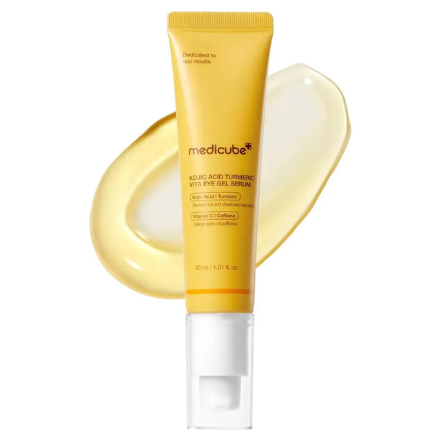 Frasco do sérum gel para olhos Medicube em tom amarelo com dosador transparente, posicionado sobre uma amostra de textura em gel translúcido