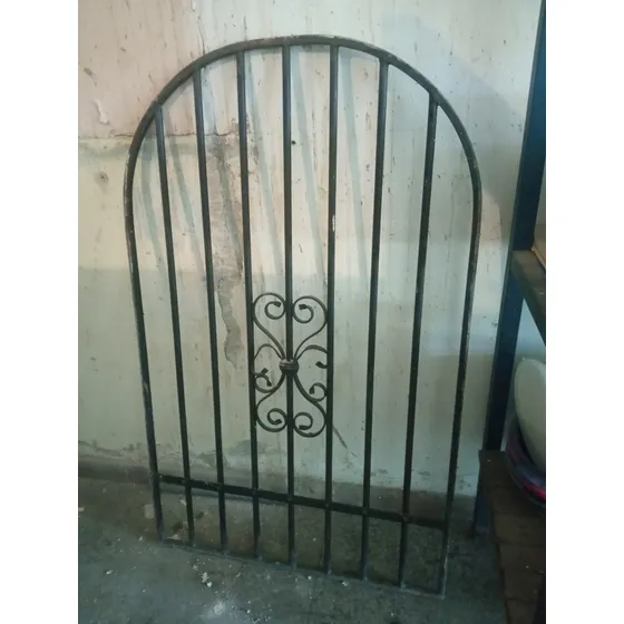 Reja Protectora Metálica Adornada De 1,30  X 0,80 Mts 
