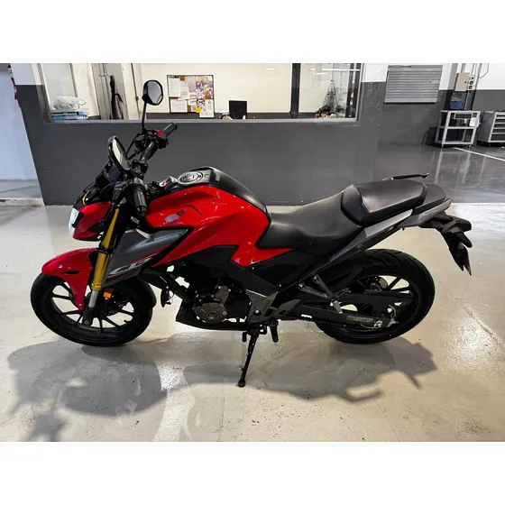 Vendo Honda Twister Cb300, Excelente Estado.