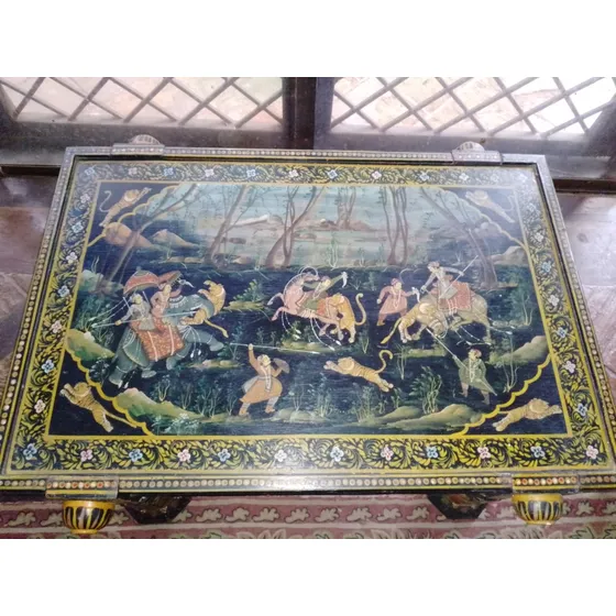 Mesa China Tallada Y Pintada A Mano Antigua 