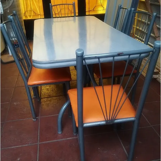 Mesa En Perfecto Estado Gris Y Caño, Con 6 Sillas Impecables