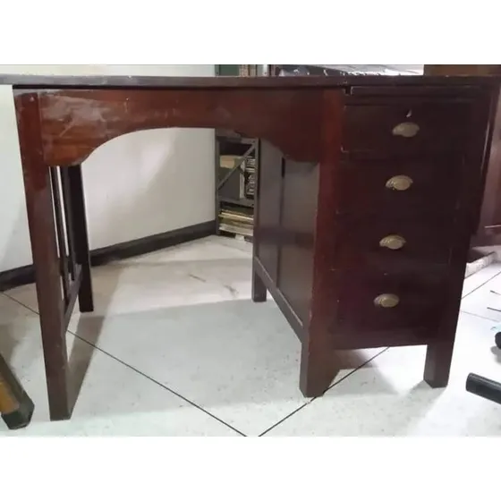 Escritorio De Madera Usado En Buenas Condiciones.