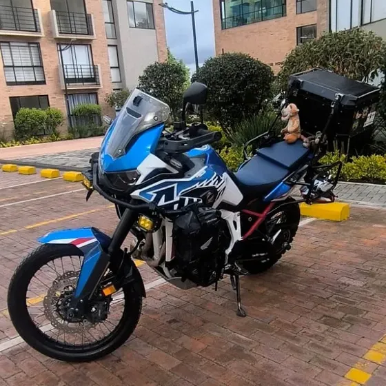 Honda Africa Twin Tricolor. Blanco Azul Rojo Único Dueño