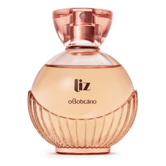Frasco de vidro do perfume Liz O Boticário de 100ml com líquido âmbar e tampa rosada em fundo branco