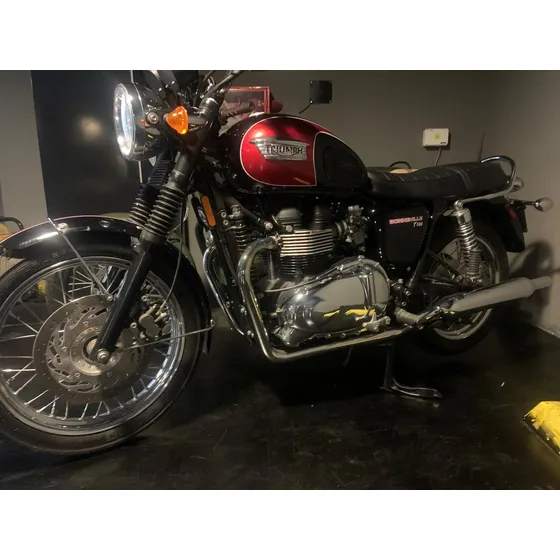 Triumph Bonneville T100 - Año 2015  Precio: Usd 16.000 -