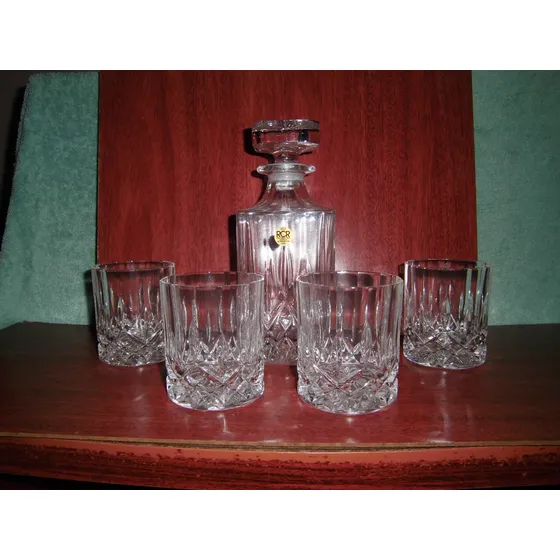 Juego De Licorera De Cristal Tallado Con Cuatro Vasos Cortos
