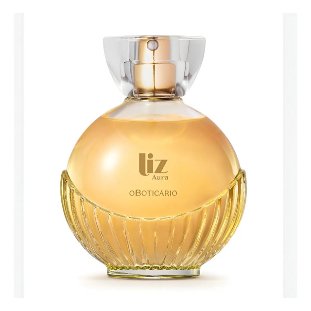 Frasco de vidro transparente do perfume O Boticário Liz Aura com líquido dourado e tampa acrílica em fundo branco