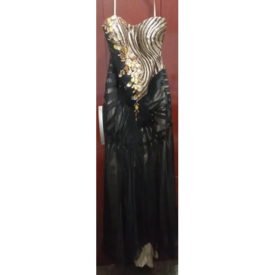 Vestido Negro Y Dorado Con Cola Y Pedrería 