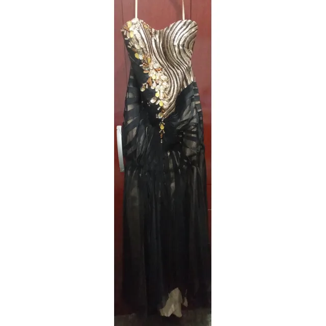 Vestido Negro Y Dorado Con Cola Y Pedrería 