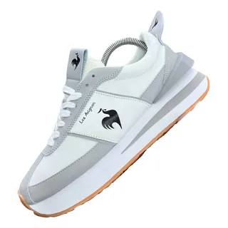 Tenis con la marca de un gallo sale