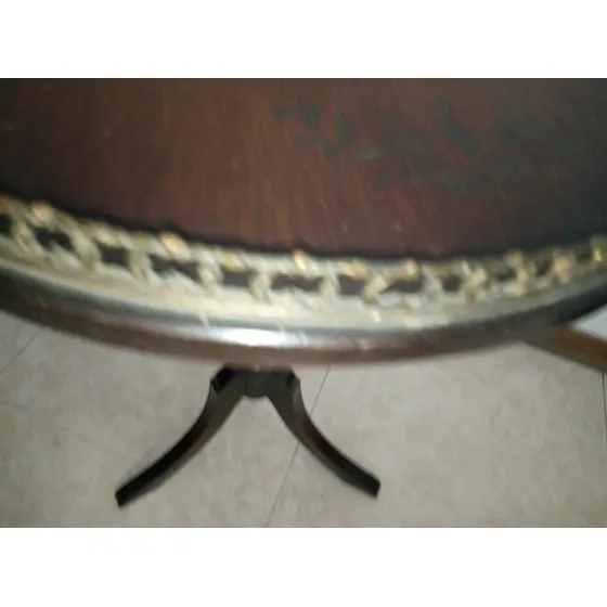 Mesas. Auxiliares Redondas En Madera  Con Bronce Decorativo 