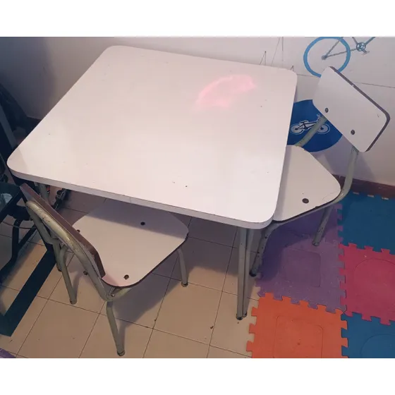 Mesita De Preescolar Con Dos Silla