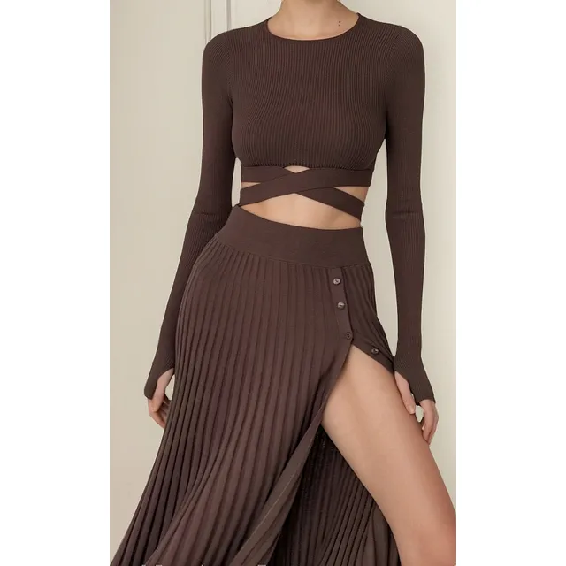 Conjunto De Dos Piezas Compuesto Por Falda Y Jersey