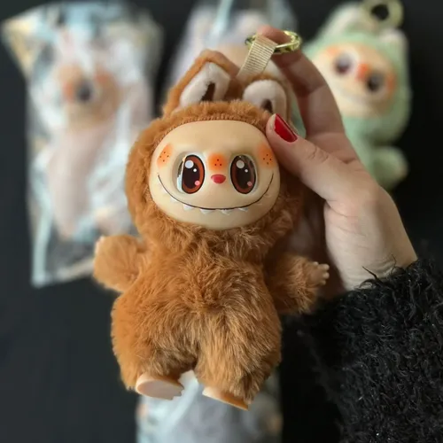 Labubu pronuncia Wings Of Fortune Pop Mart em cor violeta escura