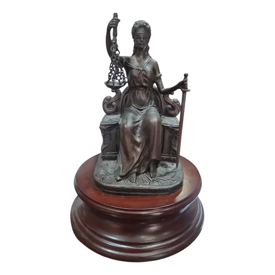 Escultura De Bronce Dama De La Justicia Sentada