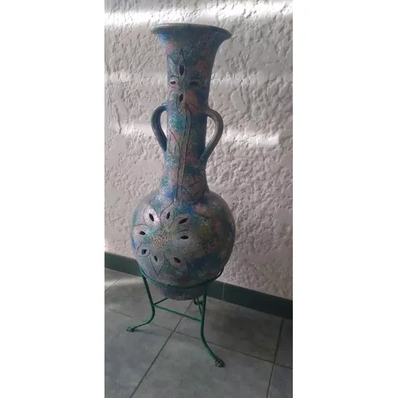 Jarrón En Arcilla Colores Claros Con Base Metálica