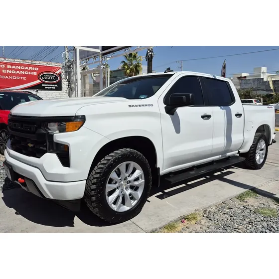 Chevrolet Silverado 2023 5.3 V8 Custom Doble Cabina 4x4 At