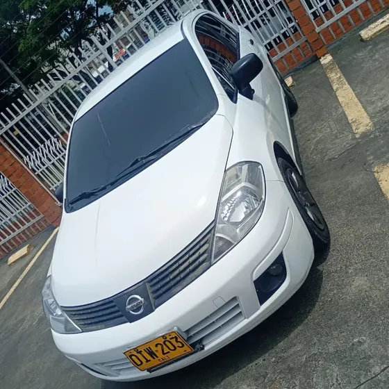 Nissan Tiida 2012 1.8 Emotion 5 P