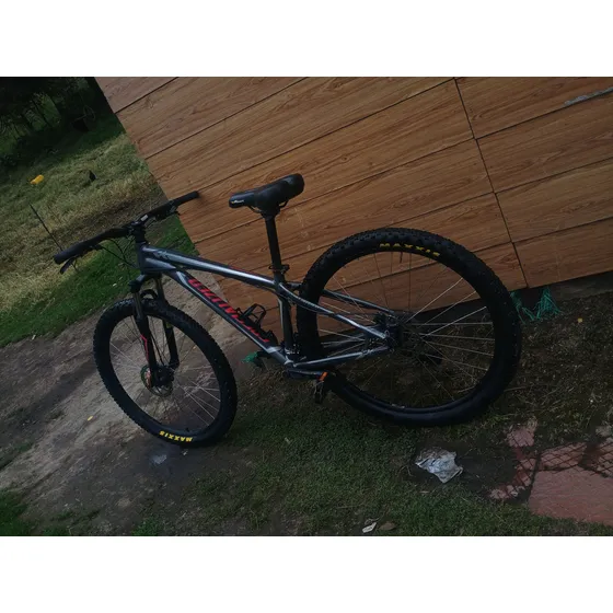 Bicicleta Gris Con Rojo