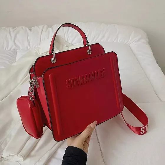 Bolso de hombro Bl con letras de mano en color liso BLUEMOS BAG Bevelyn Color Rojo Tir