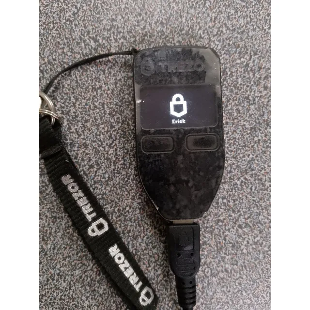 Trezor One Usado