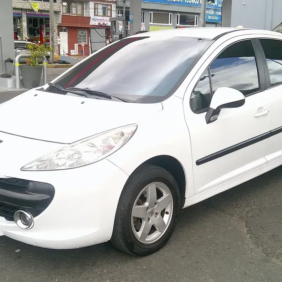 Peugeot 207 2008 1.6 Sport