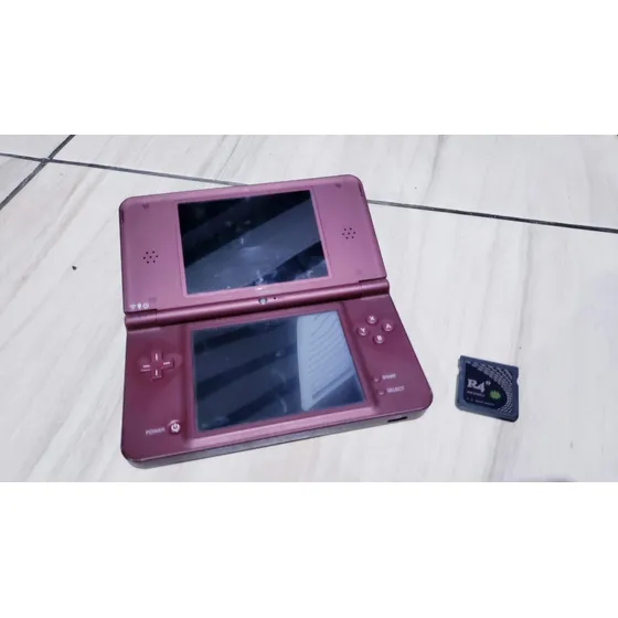 Nintendo Dsi Xl Com A Tela De Cima Com Defeito