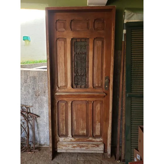 Antiga Porta Em Madeira Maciça Com Grade Rebitada.
