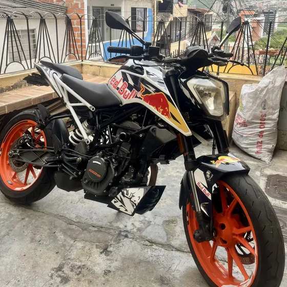 Ktm Duke 200  Negra Y Blanca Con Kit Racing