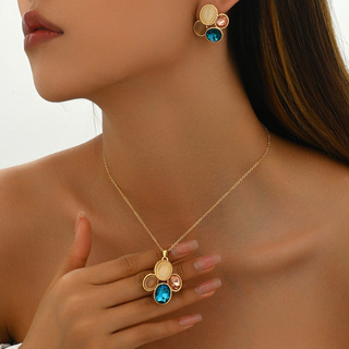Conjunto De Collar Y Pendientes Geométricos Ligeros De Estil Conjunto De Collar Y Pendientes Geométricos Ligeros De Estil