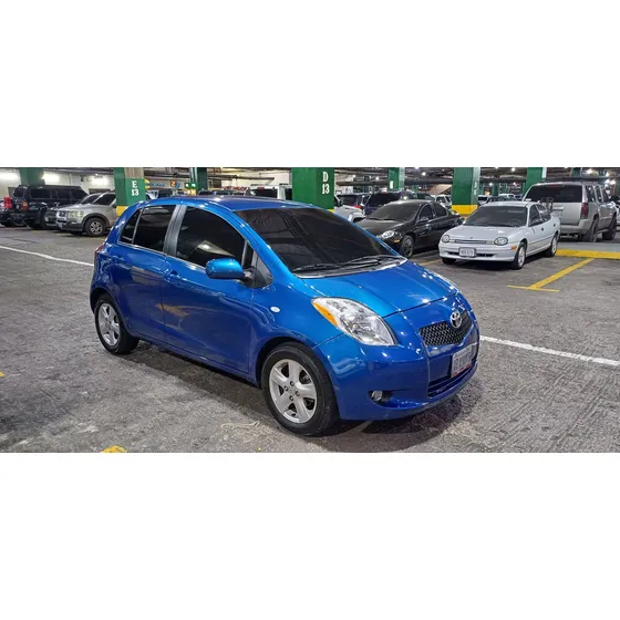 Toyota Yaris Sedán Full Equipo