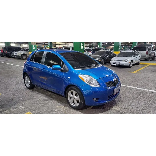 Toyota Yaris Sedán Full Equipo