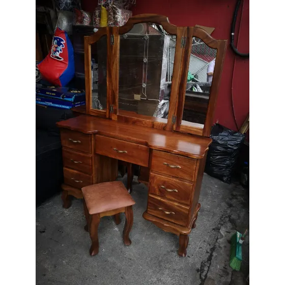 Coqueta De Cenizaro; Comodas Y Espejos Mi Mueble ¢225,000.