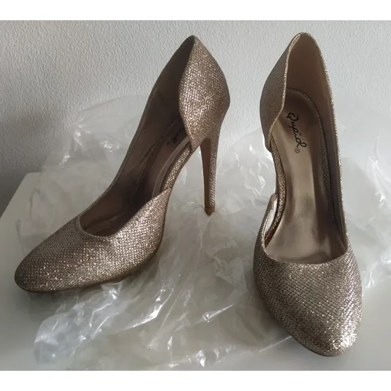 Zapatos Altos, Dorados Talla 37, Marca Qupid, Usados