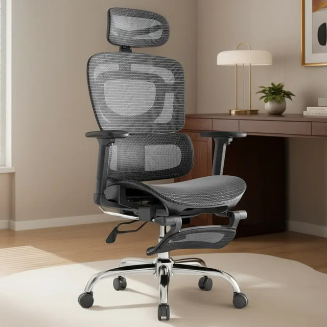 Cadeira de escritório ergonômica modelo BT07 na cor preta com encosto em malha, apoio de cabeça e suporte lombar, posicionada em um ambiente de escritório com mesa de madeira ao fundo.