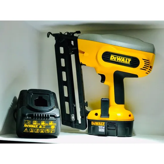 Dewalt Clavadora A Batería Traida De Usa. No Bosch, Hilti