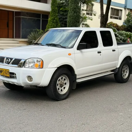 Nissan D-22 2013 Nissan D22-np 300 4x4 2.400 Gasolina